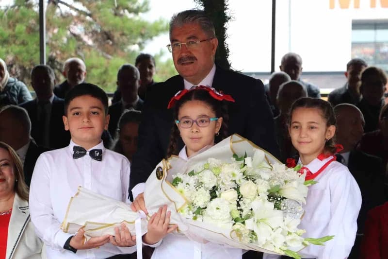 Programın başında öğrenciler tarafından Eskişehir Valisi Dr. Erdinç Yılmaz’a çiçek takdim edildi.
