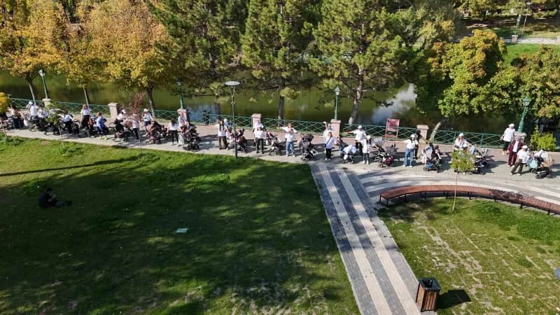 Eskişehir'de 75 Anne ve 75 bebeğinin aynı anda egzersiz yaptığı etkinlikte renkli görüntüler ortaya çıktı.
