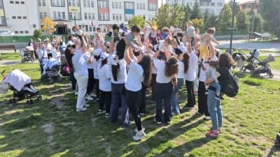 Eskişehir’de 75 anne ve bebeklerinin birlikte egzersiz yaptığı etkinlikten renkli görüntüler