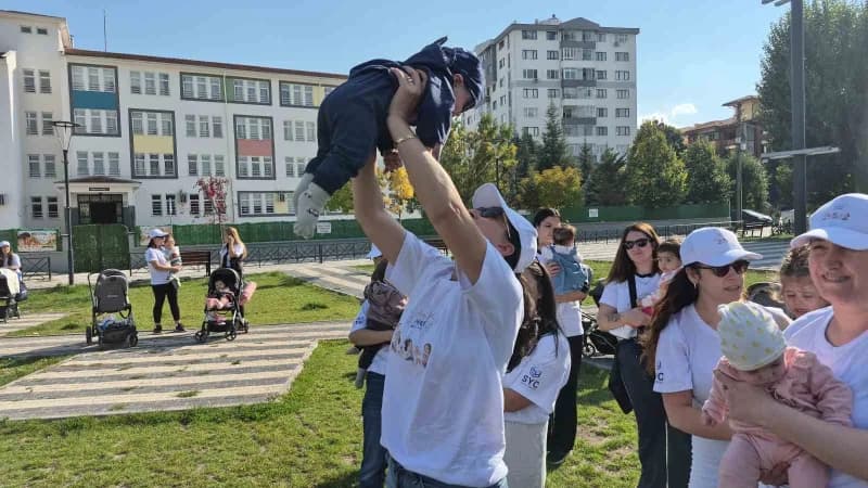 Eskişehir'de 75 Anne ve 75 bebeğinin aynı anda egzersiz yaptığı etkinlikte renkli görüntüler ortaya çıktı.