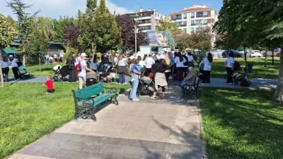 Eskişehir Dede Korkut Parkı’nda bebekleriyle yürüyüş yapan anneler