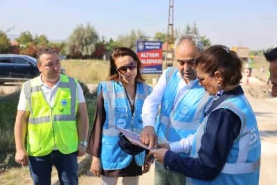 Başkan Ayşe Ünlüce, Eskişehir’de ESKİ altyapı çalışmalarını yerinde incelerken ekiplerle görüşüyor