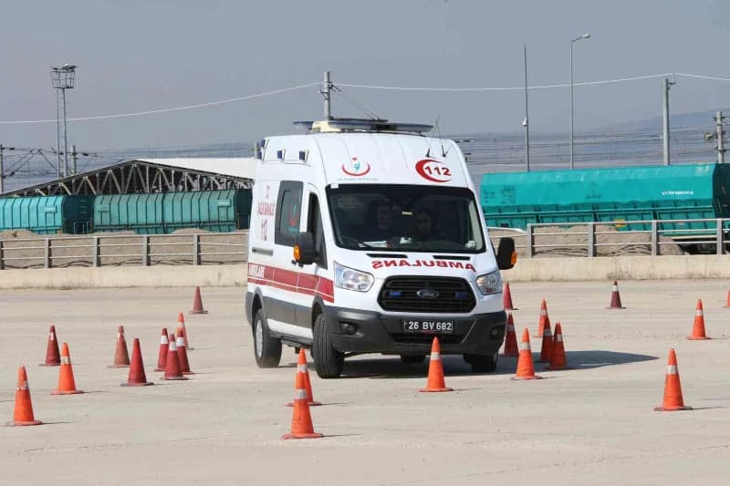Eskişehir'de düzenlenen Güvenli Sürüş Teknikleri Eğitimi'nde 11'i kadın 18 acil sağlık personeline, zorlu sahalarda kont