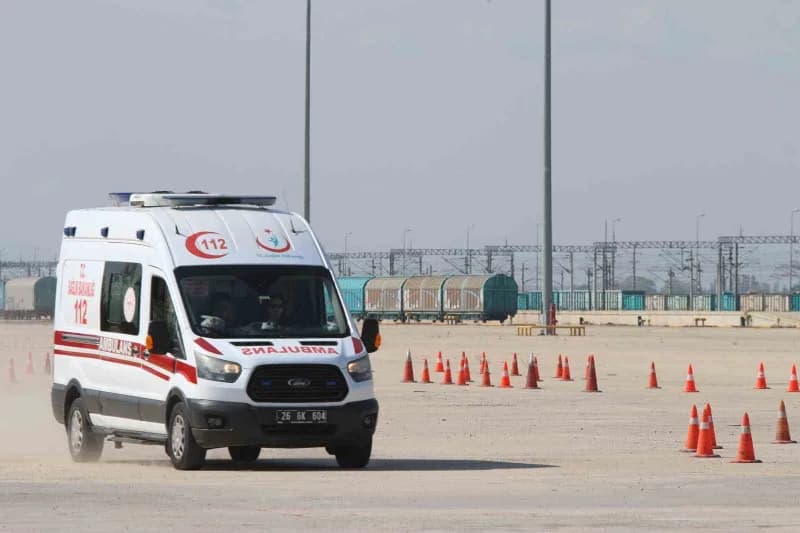 Eskişehir'de düzenlenen Güvenli Sürüş Teknikleri Eğitimi'nde 11'i kadın 18 acil sağlık personeline, zorlu sahalarda kont