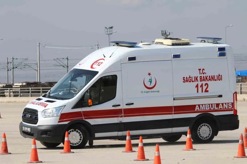 Eskişehir'de düzenlenen Güvenli Sürüş Teknikleri Eğitimi'nde 11'i kadın 18 acil sağlık personeline, zorlu sahalarda kont