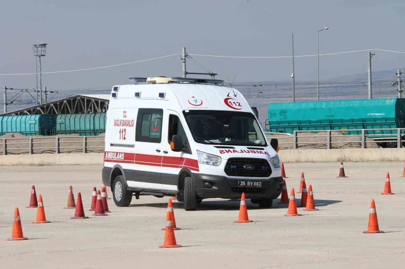 Eskişehir'de düzenlenen Güvenli Sürüş Teknikleri Eğitimi'nde 11'i kadın 18 acil sağlık personeline, zorlu sahalarda kont
