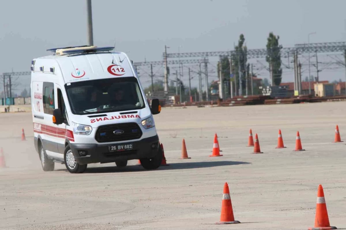 Eskişehir’de ambulans sürücülerine güvenli ve kontrollü sürüş eğitimi sırasında uygulamalı eğitim görüntüsü