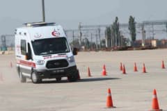 Eskişehir’de ambulans sürücülerine güvenli ve kontrollü sürüş eğitimi sırasında uygulamalı eğitim görüntüsü