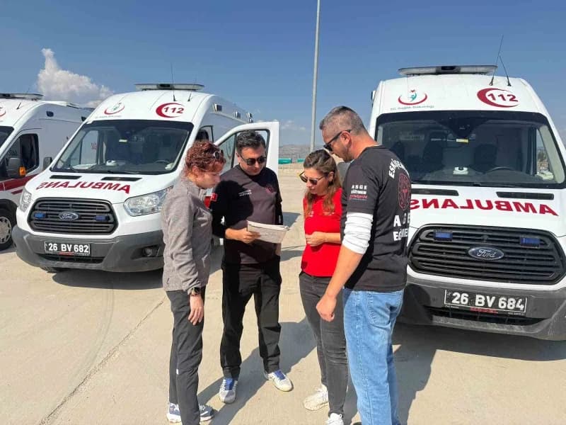 Eskişehir'de düzenlenen Güvenli Sürüş Teknikleri Eğitimi'nde 11'i kadın 18 acil sağlık personeline, zorlu sahalarda kont
