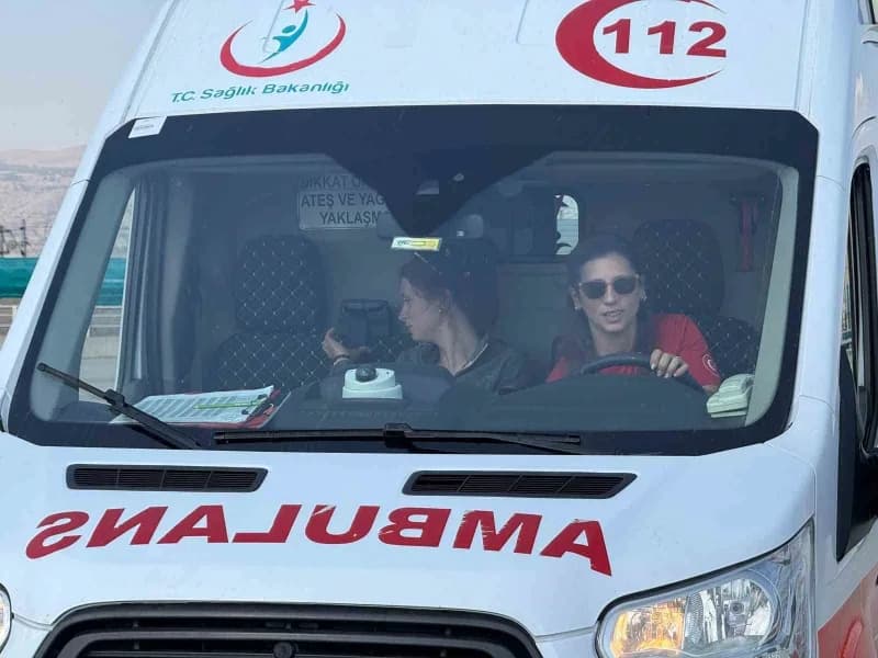 Eskişehir'de düzenlenen Güvenli Sürüş Teknikleri Eğitimi'nde 11'i kadın 18 acil sağlık personeline, zorlu sahalarda kont