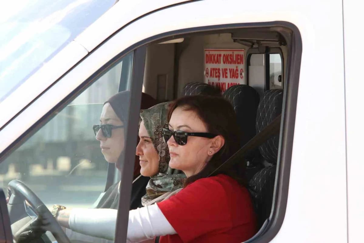 Eskişehir'de düzenlenen Güvenli Sürüş Teknikleri Eğitimi'nde 11'i kadın 18 acil sağlık personeline, zorlu sahalarda kont