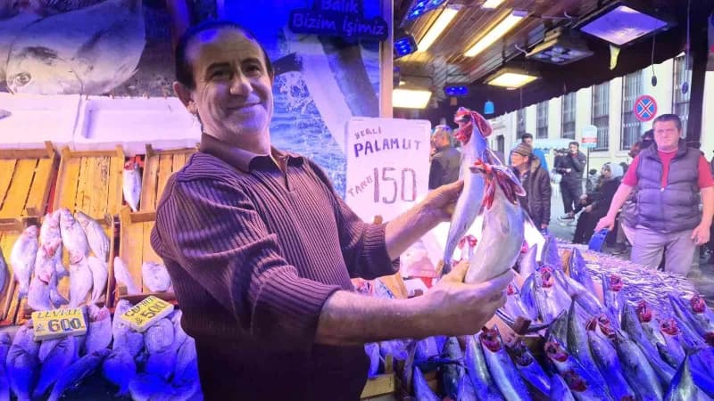 Erkan Arslanbenzer, hamsi ve Palamut bolluğunun 40-45 gün daha süreceğini belirterek vatandaşlara fiyatlar uygunken balı