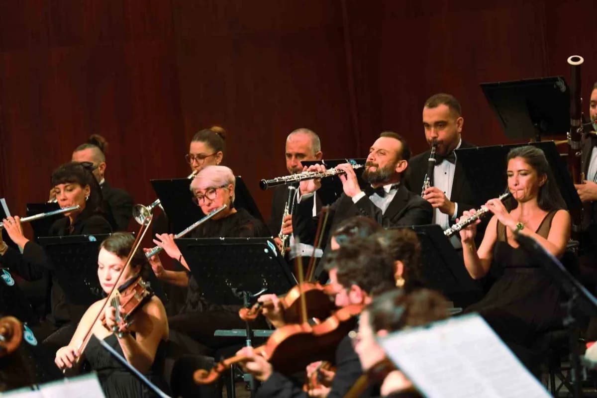 Eskişehir Senfoni Orkestrası Beethoven anısına konser verirken sahnede orkestranın genel görünümü
