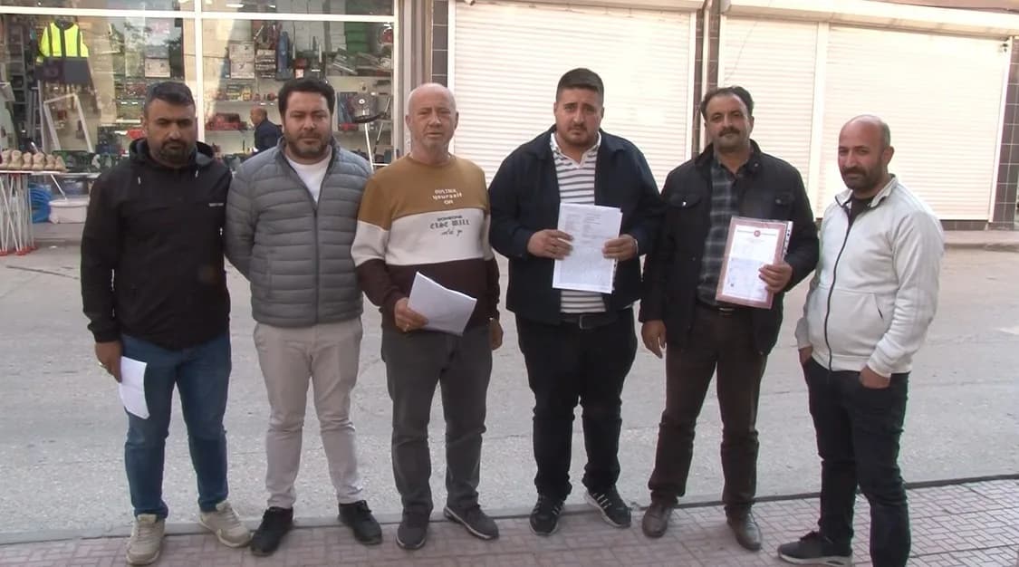 Eskişehir Odunpazarı Emek Mahallesi Yanartaş Sokak’ta müteahhitin ofisi önünde toplanan mağdurlar