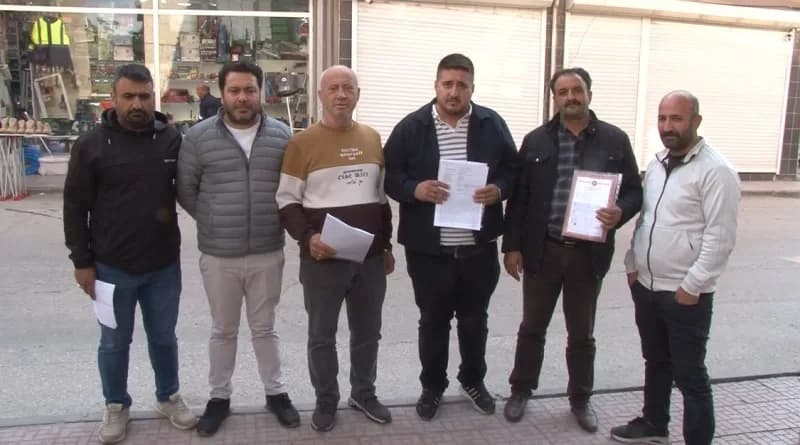 Eskişehir Odunpazarı Emek Mahallesi Yanartaş Sokak’ta müteahhitin ofisi önünde toplanan mağdurlar
