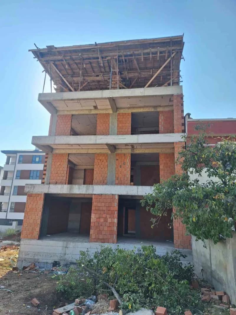 Eskişehir'de ev almak isteyen çok sayıda kişiyi yaklaşık 80 milyon TL dolandırdığı iddia edilen bir müteahhittin yurt dı