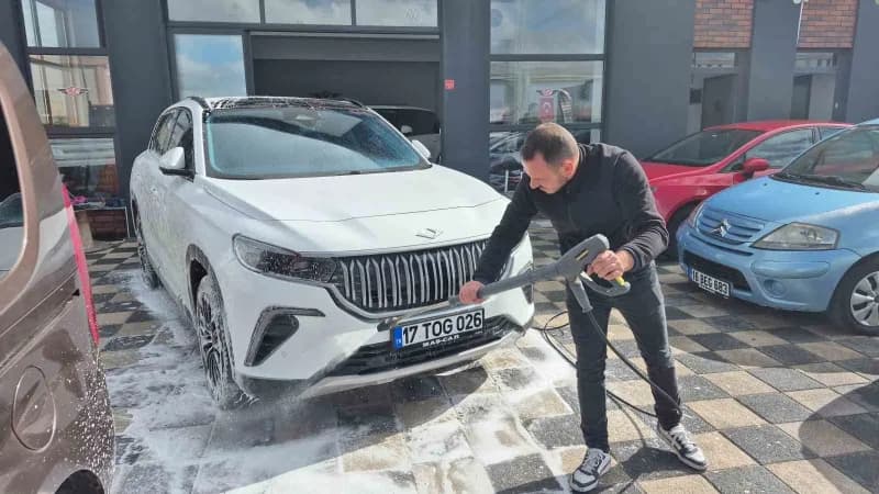 Eskişehir'de oto galericilik yapan Safa Güngören, elektrikli araçlara yoğun talep gösterildiğini ve
