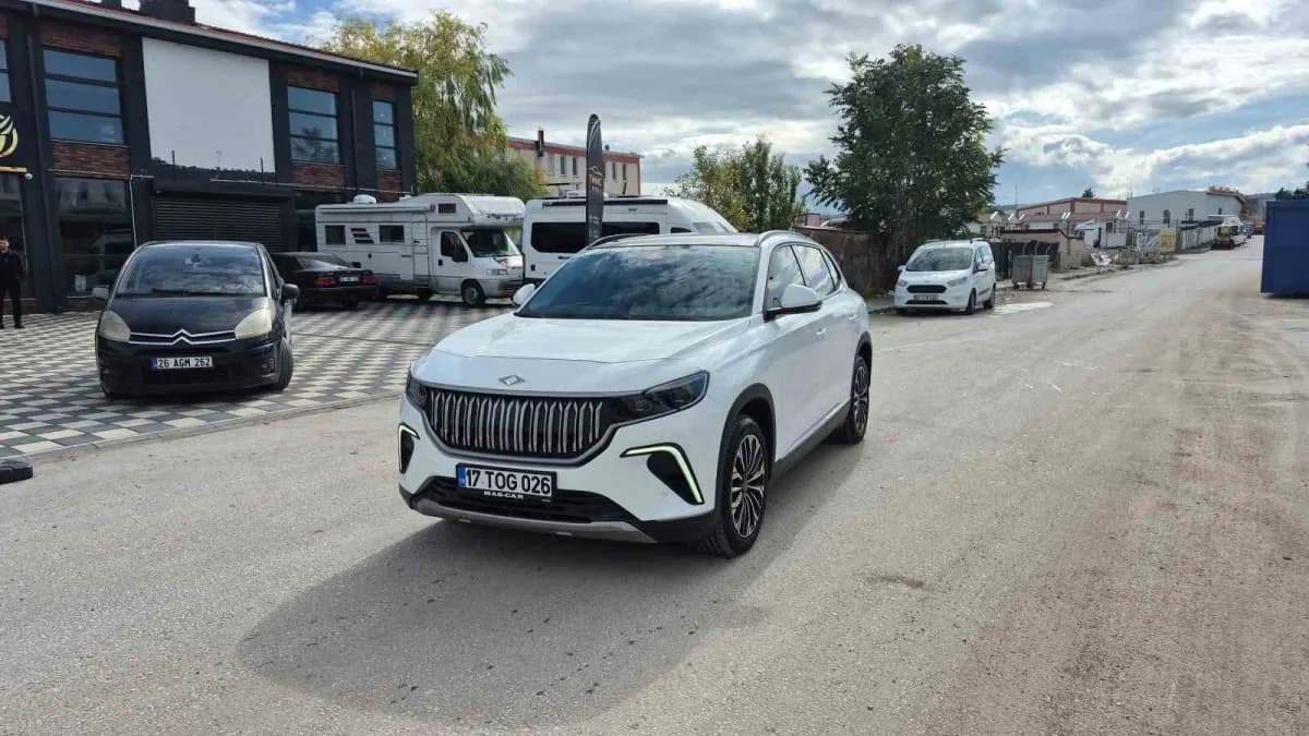 Eskişehir'de oto galericilik yapan Safa Güngören, elektrikli araçlara yoğun talep gösterildiğini ve