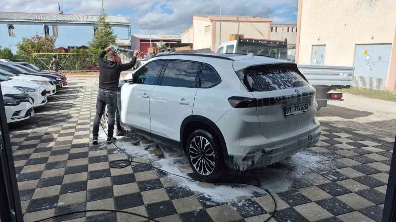 Eskişehir'de oto galericilik yapan Safa Güngören, elektrikli araçlara yoğun talep gösterildiğini ve