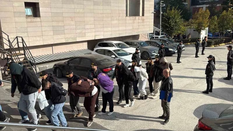 Eskişehir’de fuhuş operasyonu kapsamında polis ekipleri ve dijital materyaller