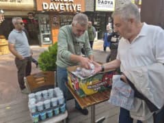 Eskişehir Hamamyolu Caddesi’nde simit ve ayran dağıtan hayırsever çaycı Mehmet Horuz