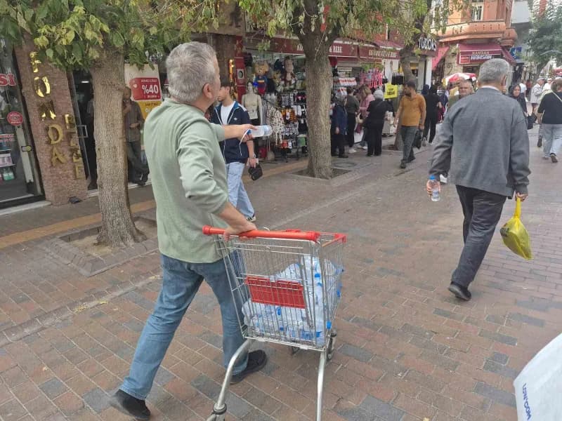 Eskişehir’in tarihi Hamamyolu Caddesi’nde esnaflık yapan Mehmet Horuz, vatandaşların bağışlarıyla ge