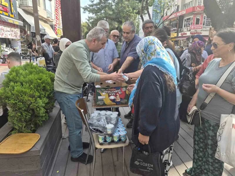 Eskişehir’in tarihi Hamamyolu Caddesi’nde esnaflık yapan Mehmet Horuz, vatandaşların bağışlarıyla ge