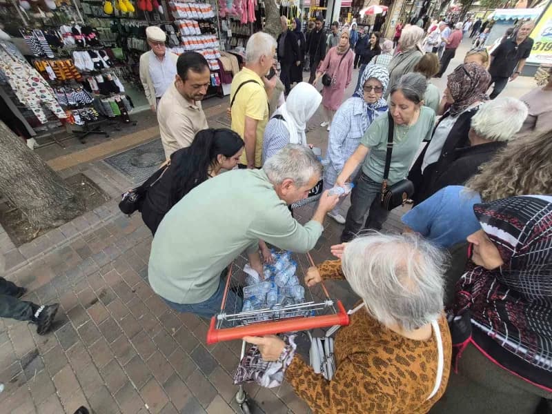 Eskişehir’in tarihi Hamamyolu Caddesi’nde esnaflık yapan Mehmet Horuz, vatandaşların bağışlarıyla ge
