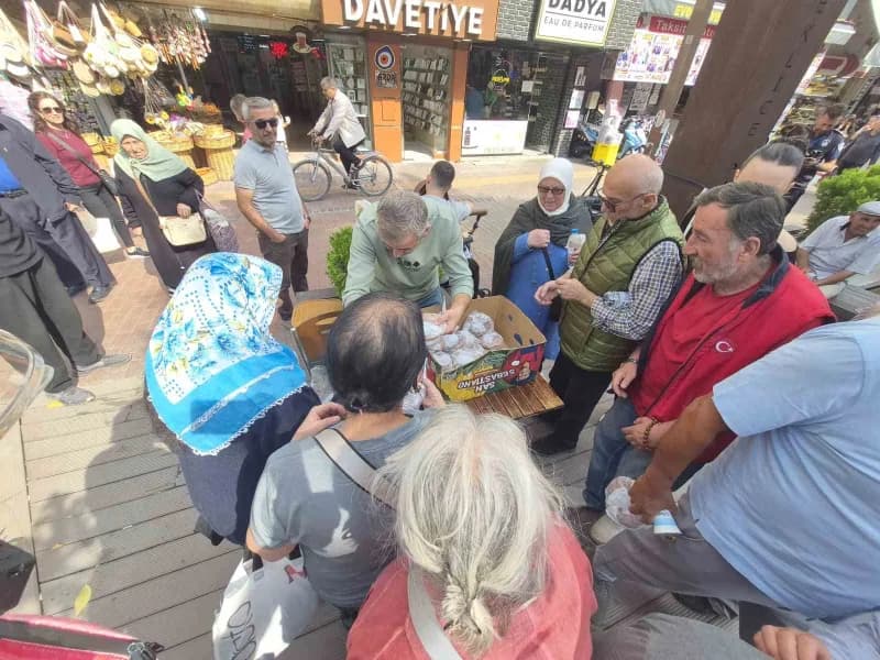 Eskişehir’in tarihi Hamamyolu Caddesi’nde esnaflık yapan Mehmet Horuz, vatandaşların bağışlarıyla ge