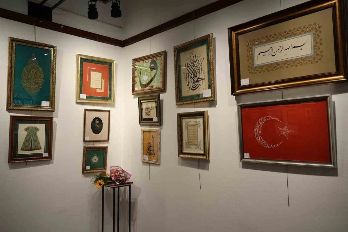 Abdülhamit Özçelikel ile eşi Gülümser Özçelikel, ilk kişisel sanat sergileri olan "Sayeban Hat ve Tezhip Atölyesi"ni Ati