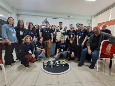 Eskişehir’de özel eğitim öğretmen adaylarının STEAM temelli keşif ve tasarım etkinliği sırasında grup çalışması yapması