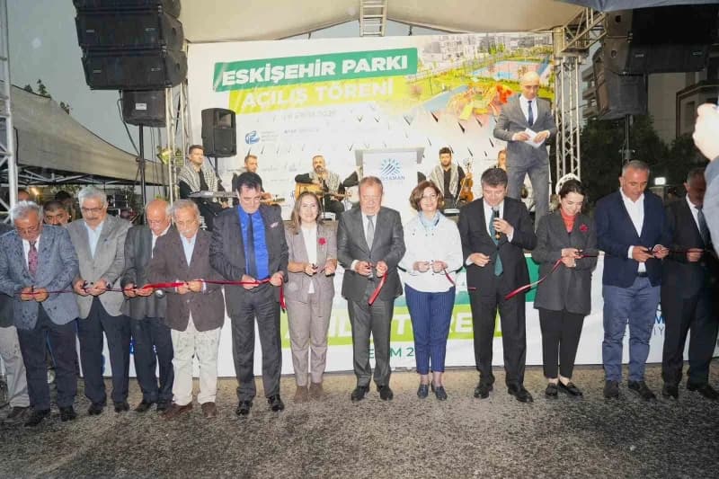 Eskişehir Büyükşehir Belediye Başkanı Ayşe Ünlüce’nin armağanı olarak Adıyaman Yeni Mahalle’de yaptırılan 15 bin 200 met