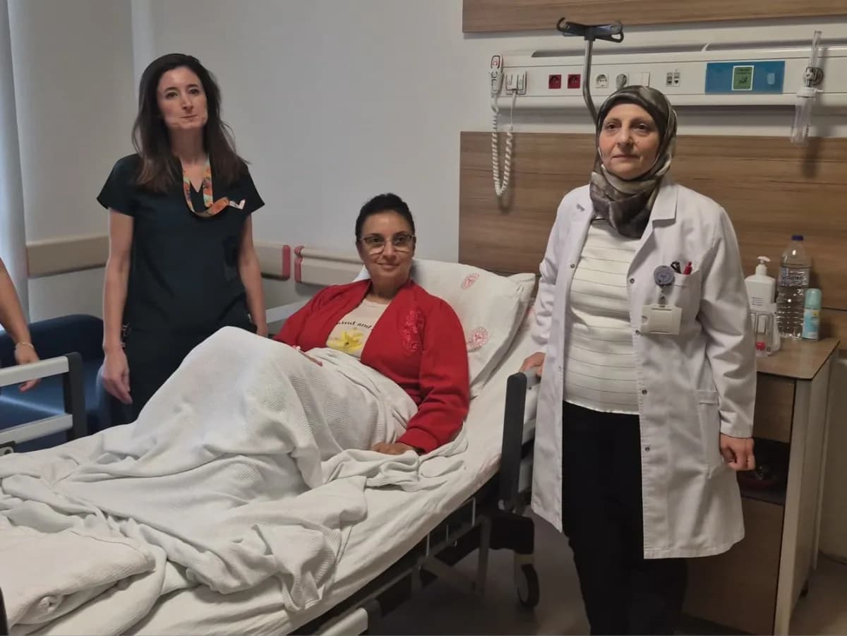 Cerrahi operasyonu geıçekleştiren doktorlar ve hasta