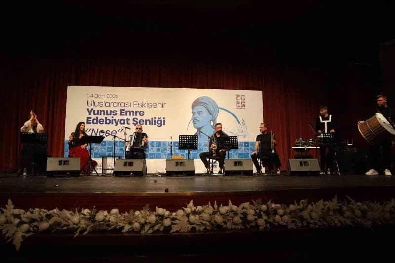 Uluslararası Eskişehir Yunus Emre Edebiyat Şenliği açılış töreninden bir sahne ve katılımcılar