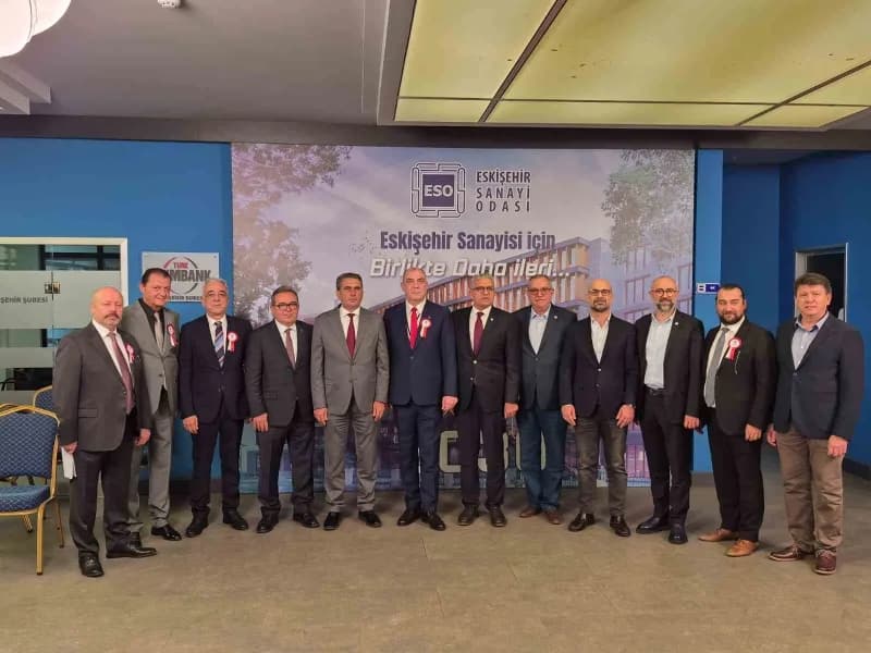 Eskişehir Sanayi Odası başkanlık seçimlerinde yeniden başkan seçilen Celalettin Kesikbaş konuşma yapıyor