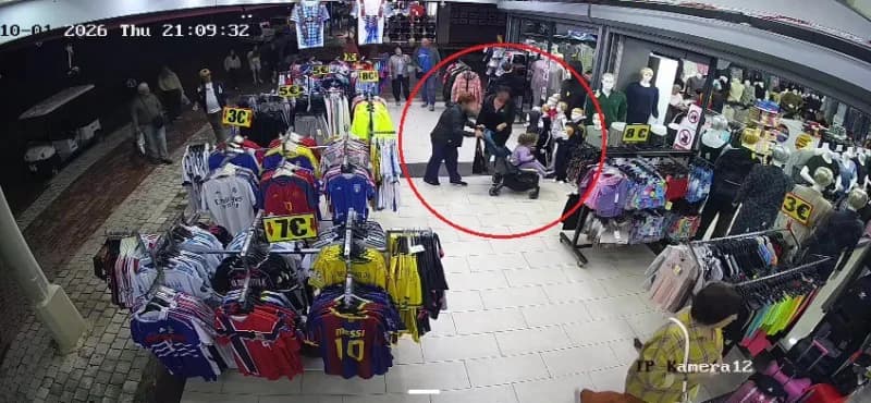 Antalya Manavgat'ta giyim mağazası önünde eşofman hırsızlığı olayının yaşandığı yer