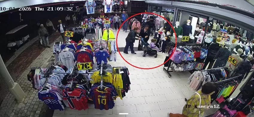 Antalya Manavgat'ta giyim mağazası önünde eşofman hırsızlığı olayının yaşandığı yer