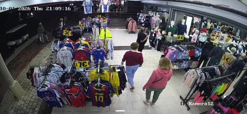 Antalya’nın Manavgat ilçesinde bir butikten eşofman çalan 2 turist Jandarma ekipleri tarafından Güvenlik kamerasından ko