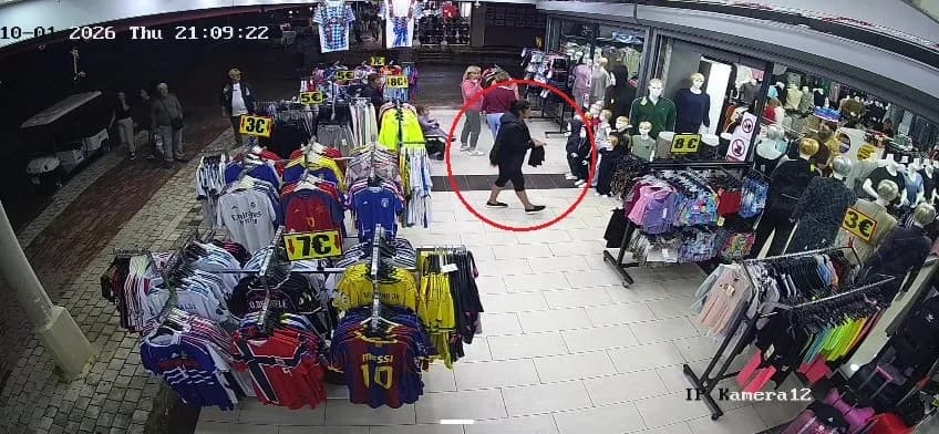 Antalya’nın Manavgat ilçesinde bir butikten eşofman çalan 2 turist Jandarma ekipleri tarafından Güvenlik kamerasından ko