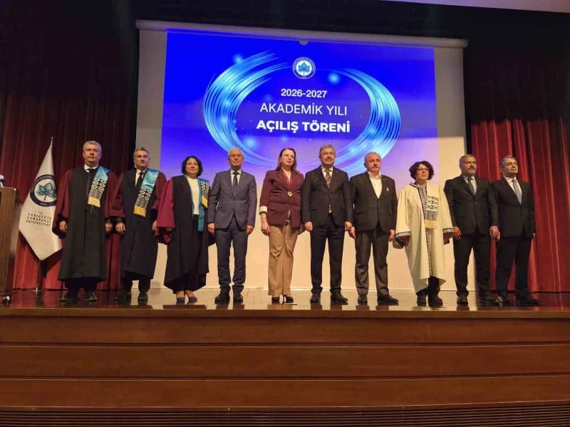Eskişehir Osmangazi Üniversitesi 2026-2027 akademik yılı açılış töreninden protokol üyeleri ve akademisyenler