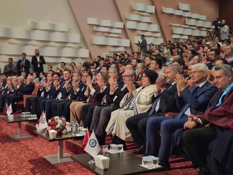 Eskişehir Osmangazi Üniversitesi'nin (ESOGÜ) 2026-2027 Akademik Yılı Açılış Töreni, protokol üyeleri, akademisyenler ve