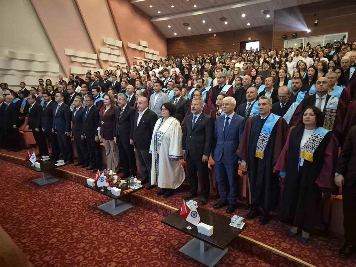Eskişehir Osmangazi Üniversitesi'nin (ESOGÜ) 2026-2027 Akademik Yılı Açılış Töreni, protokol üyeleri, akademisyenler ve