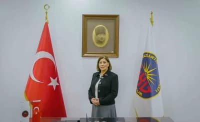 Prof. Dr. Esra İbanoğlu Gaziantep Üniversitesi'nde bilimsel başarıyla poz veriyor