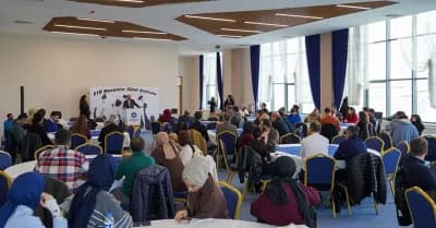 Erzurum Teknik Üniversitesi mezunları II. Mezunlar Buluşması etkinliğinde bir arada