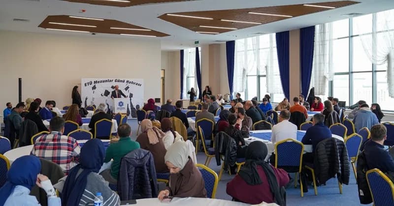 Erzurum Teknik Üniversitesi mezunları II. Mezunlar Buluşması etkinliğinde bir arada