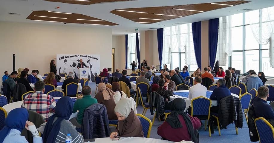 Erzurum Teknik Üniversitesi mezunları II. Mezunlar Buluşması etkinliğinde bir arada