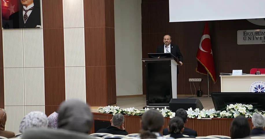 Erzurum Teknik Üniversitesi’nde Terörsüz Türkiye paneli sırasında konuşma yapan akademisyenler ve katılımcılar