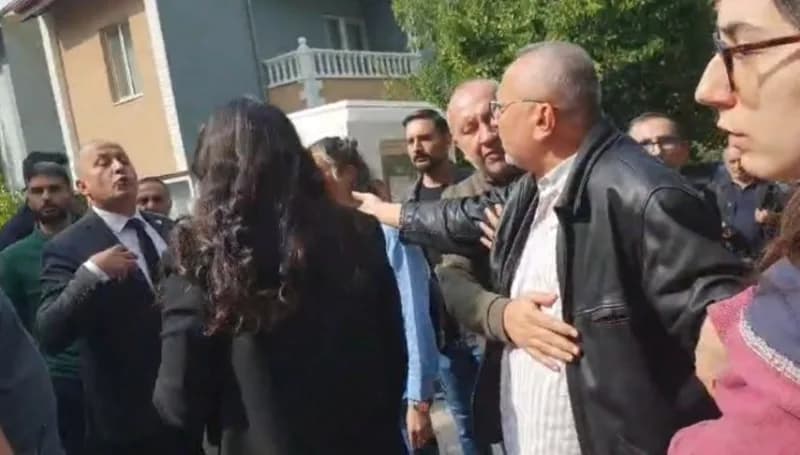 Yeni Parti'nin basın açıklaması yaptığı sitenin yöneticisi, YP İlçe Başkanı Uğur Coşkun'a, gürültü yaptıkları için tepki
