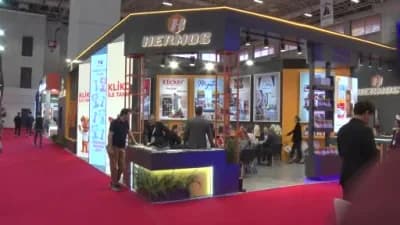 İstanbul Fuar Merkezi'nde düzenlenen evcil hayvan fuarında Hermos Gıda ve PETCON standında evcil hayvanlara mama ikramı