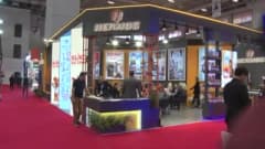 İstanbul Fuar Merkezi'nde düzenlenen evcil hayvan fuarında Hermos Gıda ve PETCON standında evcil hayvanlara mama ikramı
